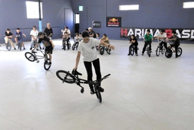 広々とした屋内でＢＭＸを練習する利用客ら＝加東市下滝野