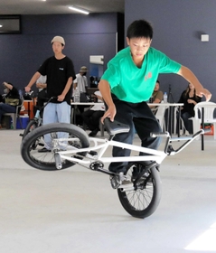 自転車を操って技にチャレンジする小川蒼介さん＝加東市下滝野