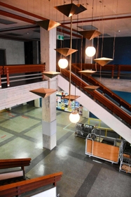 吹き抜けのロビー＝西脇市郷瀬町