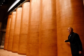 音を反響させる舞台の反射板＝西脇市郷瀬町