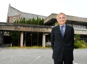 西脇市民会館を設計した根津耕一郎さん＝西脇市郷瀬町