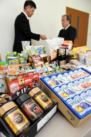 会員から募った飲料やお菓子、缶詰など＝西脇市和布町