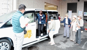 コープこうべの送迎車両「買いもん行こカー」に乗り込む利用者ら＝アスティアかさい