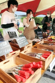 ３年ぶりに開かれたおの恋楽市楽座。刃物のブースなどがにぎわった＝小野市中島町