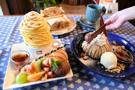 限定メニューの「栗とかぼちゃの出会いパフェ」（左）と「モンブランパンケーキ」＝西脇市上野