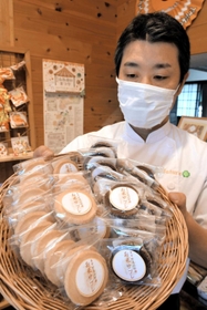 小麦や卵を使わず、山田錦の米粉で焼き上げたクッキー＝多可町中区天田