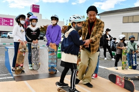 駐車場に設けられた施設でスケートボードを練習する子どもたち＝小野市王子町