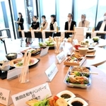 市民にお披露目された「極ハンバーグ」＝西脇市野村町茜が丘