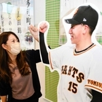 等身大…と思いきや、少し小さめになった大勢投手の切り抜きパネル＝多可町役場