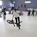 広々とした屋内でＢＭＸを練習する利用客ら＝加東市下滝野