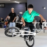 自転車を操って技にチャレンジする小川蒼介さん＝加東市下滝野