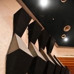 壁面に設置された音響装置＝西脇市郷瀬町