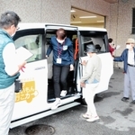 コープこうべの送迎車両「買いもん行こカー」に乗り込む利用者ら＝アスティアかさい