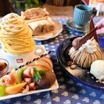 限定メニューの「栗とかぼちゃの出会いパフェ」（左）と「モンブランパンケーキ」＝西脇市上野