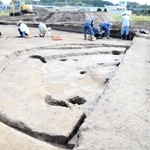 外側の一段高い半円形の遺構は寝床として使われたとみられる＝加西市中富町