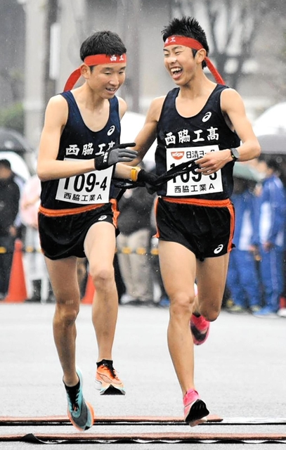 西脇工業高校が地元で快走を披露した西脇多可新人高校駅伝＝２０２０年２月、西脇市内