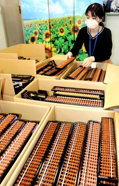 トンガ王国に贈る中古そろばん。小野市から世界に送り出したそろばんは１万丁を超える＝小野市王子町、市伝統産業会館