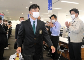 加東市職員に拍手で迎えられる蝉川泰果選手＝加東市役所