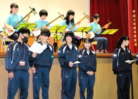 三味線教室の演奏に飛び入り出演した中学生ボランティアら＝泉中学校