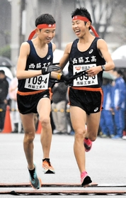 西脇工業高校が地元で快走を披露した西脇多可新人高校駅伝＝２０２０年２月、西脇市内