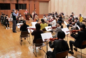 本番に向けて練習に励む加東フィルハーモニー管弦楽団＝加東市上三草（加東文化振興財団提供）