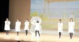西脇高校の生徒らが制作した播州織のマントを身にまとうマル＝オリナスホール