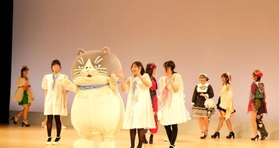 西脇高校の生徒らとステージ上を歩くマル＝オリナスホール