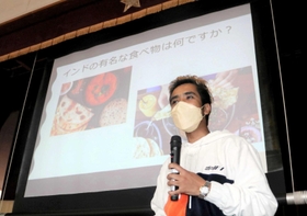 子どもたちにインドの文化や言葉を説明するサニーさん＝小野市敷地町