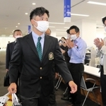 加東市職員に拍手で迎えられる蝉川泰果選手＝加東市役所