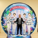 白い衣装の「純烈」とスノードームに入ったような写真が撮影できるトリックアート＝加東アート館