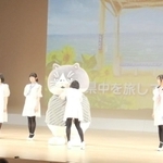 西脇高校の生徒らが制作した播州織のマントを身にまとうマル＝オリナスホール