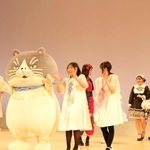 西脇高校の生徒らとステージ上を歩くマル＝オリナスホール