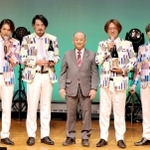岩根市長（中央）から任命書が貼られた日本酒を受け取った純烈メンバー＝加東市下滝野（加東市提供）