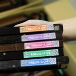 今年からそろばんに貼り付けたシール。ＱＲコードを読み込むと、そろばんの制作過程を映した動画が見られる＝小野市王子町、市伝統産業会館