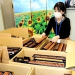 トンガ王国に贈る中古そろばん。小野市から世界に送り出したそろばんは１万丁を超える＝小野市王子町、市伝統産業会館