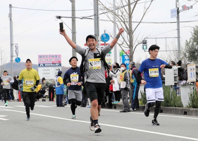 無事にゴールしたことを喜ぶランナーら＝小野市中島町