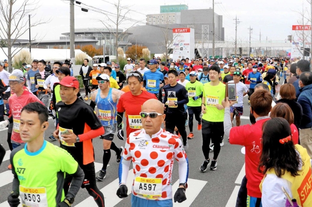 号砲で一斉にスタートする小野ハーフマラソンの参加者ら＝小野市中島町
