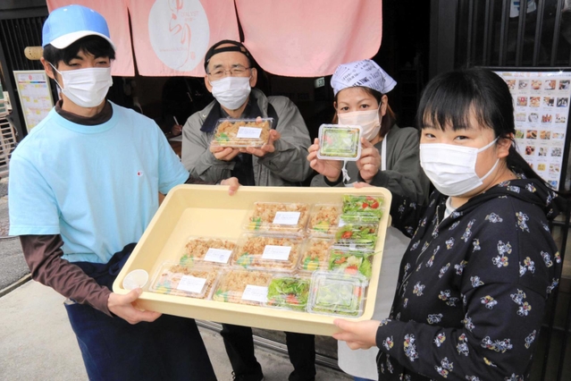 手作り弁当を販売している「かのん」のメンバー＝加東市社