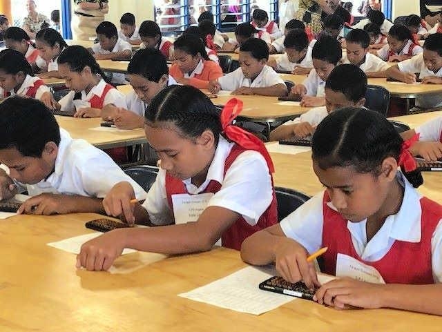そろばん競技大会で真剣な表情を見せるトンガの子どもたち＝トンガ王国（前田大志さん提供）
