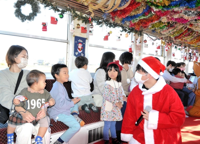 サンタ姿の学生が出題したクイズに答える子どもたち＝加西市内