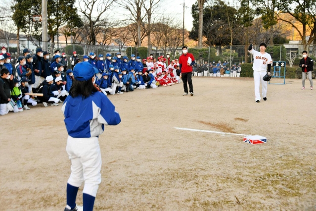 小学生とキャッチボールする大勢投手＝多可町中区岸上