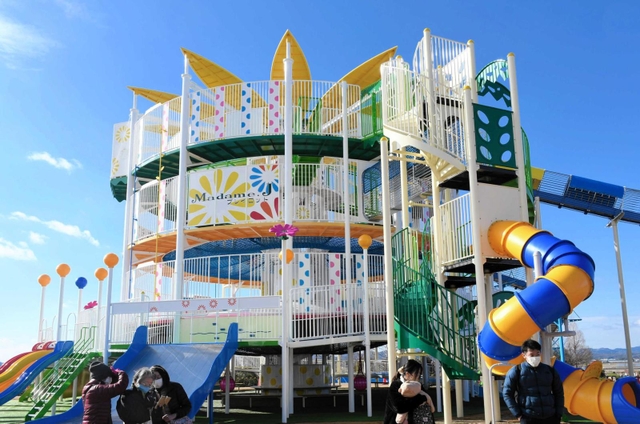 2億円の寄付があった大型複合遊具オープン 27mのスライダーに子どもら