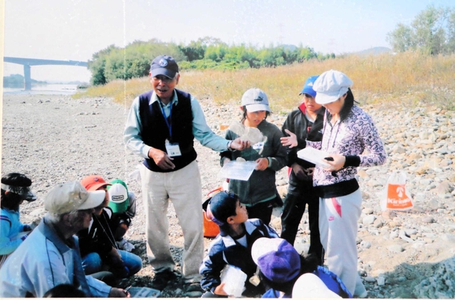 加古川河川敷で行われた子どもたちが参加する石集めイベント＝小野市内（吉田士郎さん提供）
