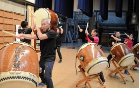 公演に向けて練習に励む播州加西あばれ太鼓のメンバー＝加西市民会館