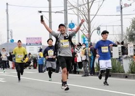 無事にゴールしたことを喜ぶランナーら＝小野市中島町