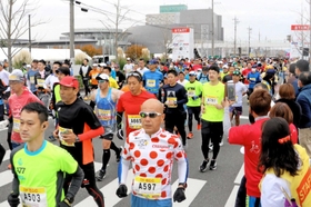 号砲で一斉にスタートする小野ハーフマラソンの参加者ら＝小野市中島町