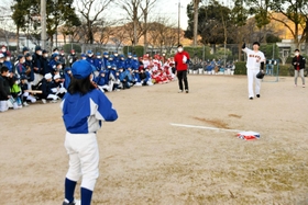 小学生とキャッチボールする大勢投手＝多可町中区岸上
