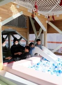 アンバル２階の遊戯スペース。ネット遊具やボールプールが人気を集めている＝小野市王子町