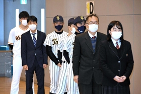 かがやき多可賞の授与式で、列の最後尾に並ぶ大勢投手＝多可町中区岸上