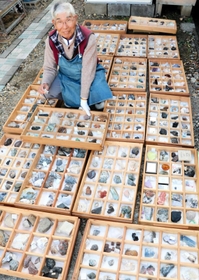 自作の標本箱に詰まった宝物。四半世紀以上、貴石を集めている吉田士郎さん＝小野市